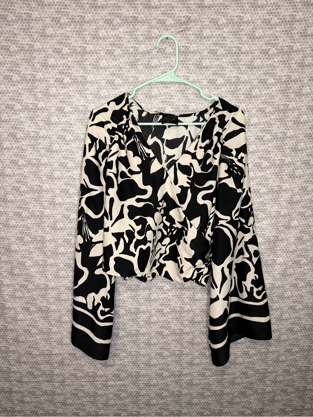 Milk & Honey L black & white abstract floral print  Cropped Blouse Long sleeves